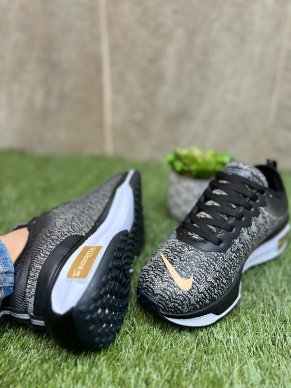 ZAPATOS DEPORTIVOS NK ZOOMX INVINCIBLE RUN + CAJA